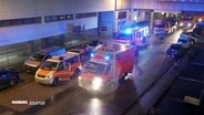 Mehrere Feuerwehrwagen stehen vor einem Haus. © Screenshot 