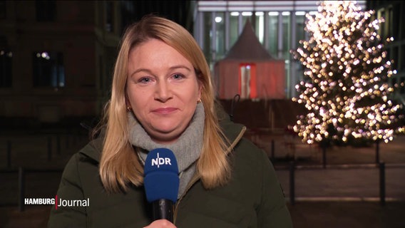 Reporterin Ines Jacobi steht vor dem Rathaus. © Screenshot 