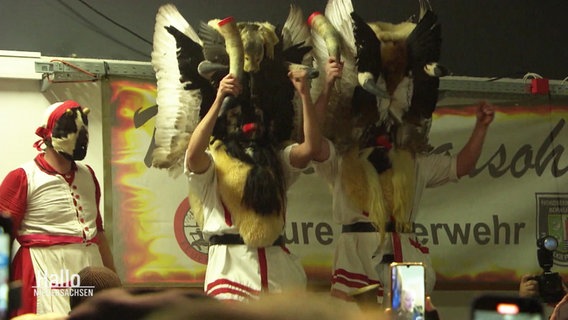 Als Fabelwesen verkleidete Männer bei dem Fest "Klaasohm" auf Borkum. © Screenshot 