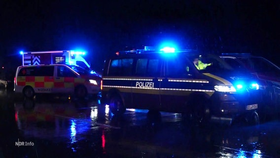 Ein Polizeiwagen und ein Rettungswagen stehen auf der Autobahn. © Screenshot 