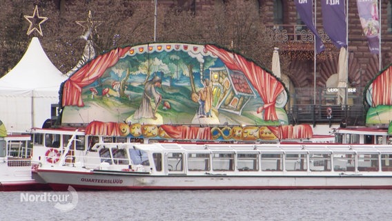 Ein Märchen- und Backschiff liegt an der Binnenalster. © Screenshot 