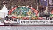 Ein Märchen- und Backschiff liegt an der Binnenalster. © Screenshot 