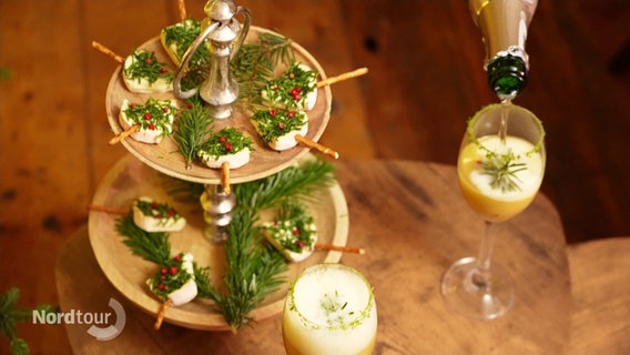 Eine Etagere mit weihnachtlichen Tapas. © Screenshot 