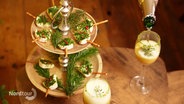 Eine Etagere mit weihnachtlichen Tapas. © Screenshot 