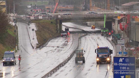 Baufahrzeuge fahren über die gesperrte A7 in Hamburg. © Screenshot 