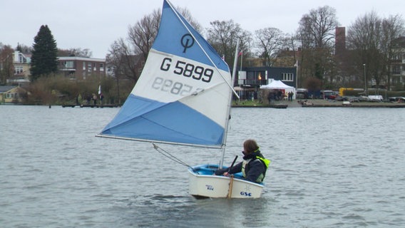 Ein Segelboot bei der Eisarschregatta auf der Wakenitz. © Screenshot 