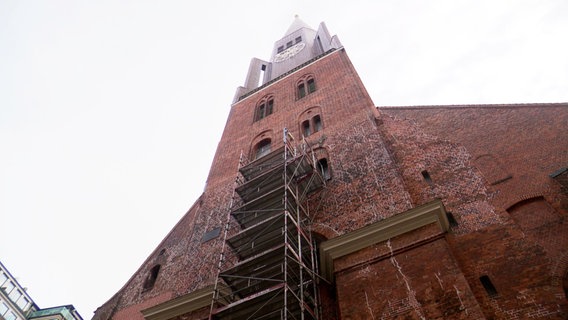 Ein Gerüst steht am Kirchturm von St. Jacobi. © Screenshot 