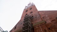 Ein Gerüst steht am Kirchturm von St. Jacobi. © Screenshot 