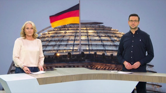 Harriet Heise und Christopher Scheffelmeier moderieren das Schleswig-Holstein Magazin. © Screenshot 