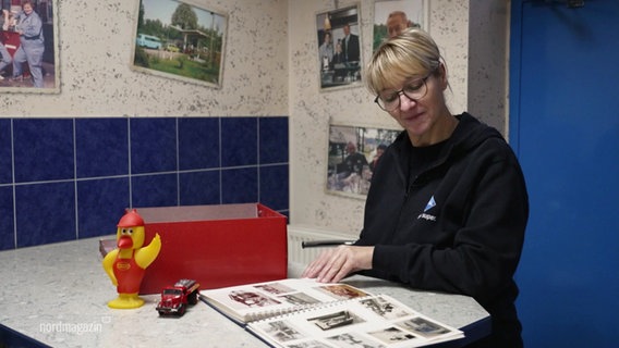 Steffi Hardow blättert durch ein Fotoalbum. © Screenshot 