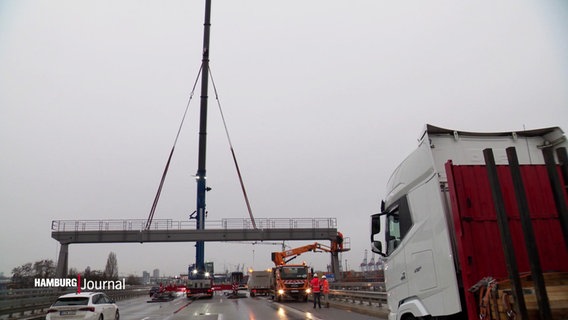 Auf der A7 wird eine Brücke eingehoben. © Screenshot 