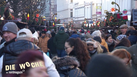 Ein voller Weihnachtsmarkt mit Menschen in der Innenstadt. © Screenshot 