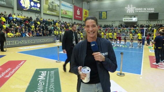 Reporterin Martina Scheller ist vor Ort beim Volleyballspiel. © Screenshot 