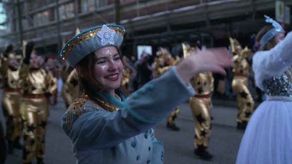 Eine Schneekönigin bei der Weinnachtsparade in der Hamburger Innenstadt. © Screenshot 