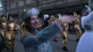 Eine Schneekönigin bei der Weinnachtsparade in der Hamburger Innenstadt. © Screenshot 