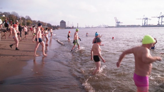 Menschen auf dem Weg zum Eisbaden in der Elbe. © Screenshot 