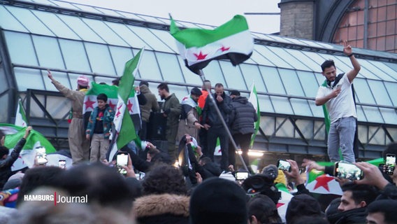 Die syrische Community demonstriert vor dem Hamburger Hauptbahnhof. © Screenshot 