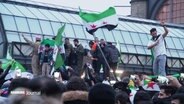 Die syrische Community demonstriert vor dem Hamburger Hauptbahnhof. © Screenshot 