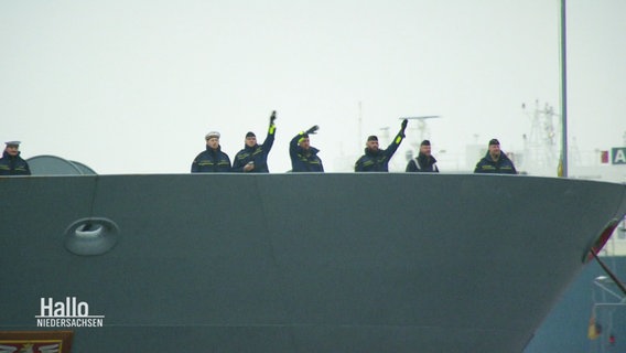 Winkende Soldaten bei der Ankunft des Schiffes "Frankfurt am Main" in Wilhelmshaven. © Screenshot 