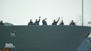 Winkende Soldaten bei der Ankunft des Schiffes "Frankfurt am Main" in Wilhelmshaven. © Screenshot 