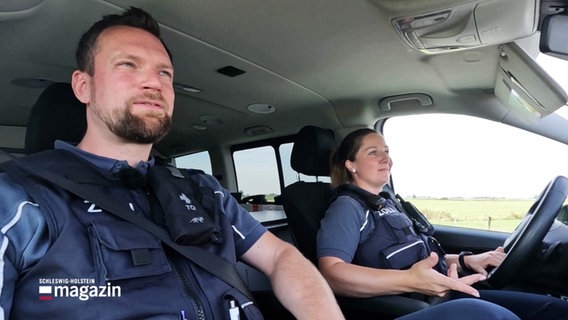 Sarah und Christoph fahren als Zollteam mit dem Auto zum nächsten Einsatz. © Screenshot 