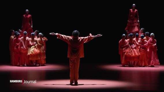 Szene aus "Slow Burn" an der Hamburgischen Staatsoper: Tänzer:innen in rot gefärbten Kostümen. © Screenshot 