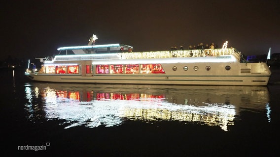 Die weihnachtlich dekorierte und beleuchtete MS "Müritz in Malchow. © Screenshot 