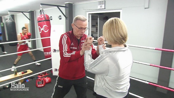 Reporterin Anna Körber beim Training im Boxstudio. © Screenshot 