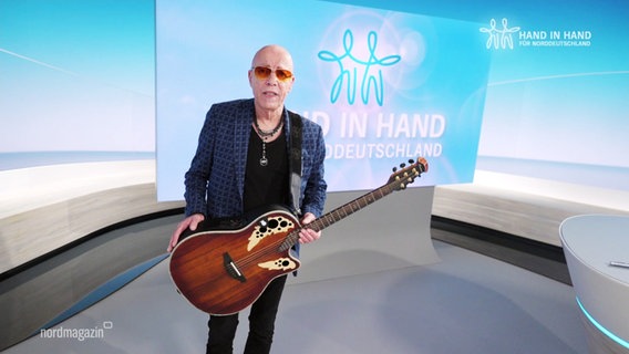 Sänger Toni Krahl mit einer Gitarre im Nordmagazinstudio © Screenshot 