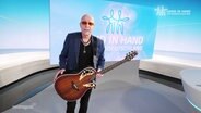 Sänger Toni Krahl mit einer Gitarre im Nordmagazinstudio © Screenshot 