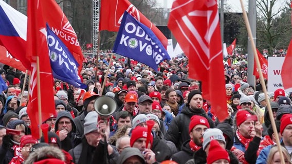 VW-Beschäftigte bei einer Kundgebung vor der Werkszentrale in Wolfsburg. © Screenshot 