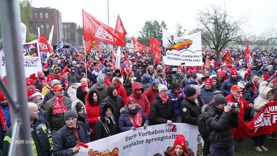 VW-Beschäftigte bei einer Kundgebung vor der Werkszentrale in Wolfsburg. © Screenshot 