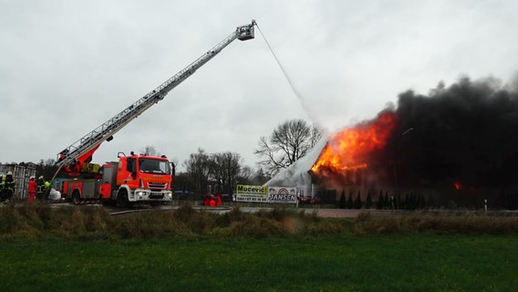 Einsatzkräfte der Feuerwehr bekämpfen ein Feuer. © Screenshot 