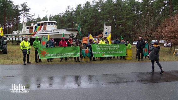 Protestierende der Umweltinitiative stehen an der Straße. © Screenshot 