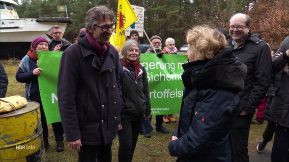 Umweltministerin Steffi Lemke unterhält sich mit einem Mann aus der Bürgerinitiative. © Screenshot 