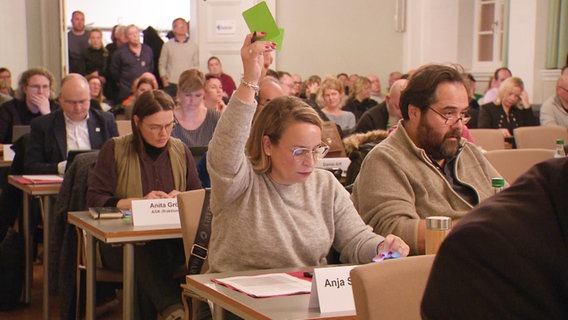 Mitglieder der Stadtvertretung bei einer Abstimmung. © Screenshot 