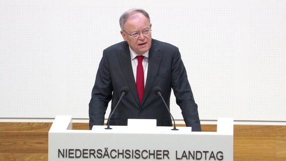 Ministerpräsident Weil steht am Rednerpult. © Screenshot 