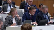 Abgeordnete im Niedersächsischen Landtag hören einer Rede zu. © Screenshot 