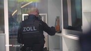 Ein Zollbeamter bei der Durchsuchung von einem Engel & Völkers Standort. © Screenshot 