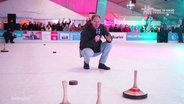 Moderator Thilo Tautz beim Eisstockschießen. © Screenshot 