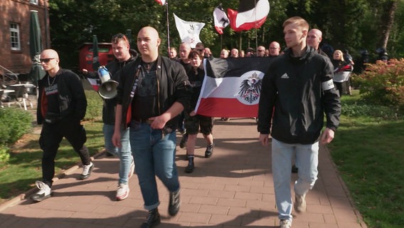 Neonazis demonstrieren gegen einen CSD in Wismar (September 2024) © NDR 