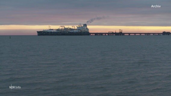 Ein Schiff liegt am LNG-Terminal. © Screenshot 