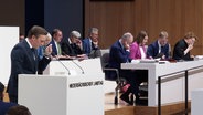 Politiker*innen diskutieren im Landtag über den Haushalt. © Screenshot 