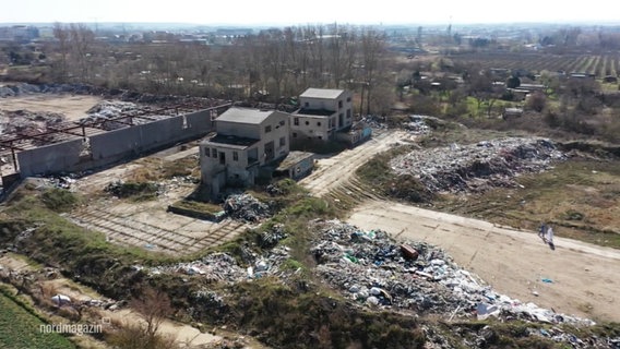 Eine illegale Mülldeponie in Güstrow. © Screenshot 