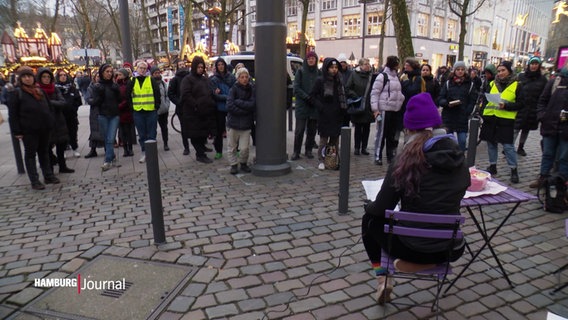 Bei einer Demonstration in der Hamburger Innenstadt sind einige Menschen zusammengekommen. © Screenshot 