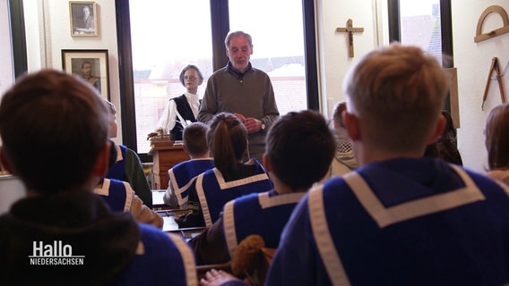 Schülerinnen und Schüler beim Besuch eines Schulmuseums. © Screenshot 