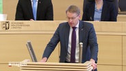 Der Schleswig-Holsteinische Ministerpräsident Daniel Günther (CDU) bei einer Rede im Landtag © Screenshot 