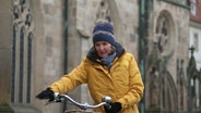 Heike Götz schiebt ihr Fahrrad am Dom © Screenshot 