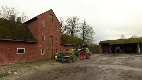 Ein Traktor steht auf einem Hof. © Screenshot 