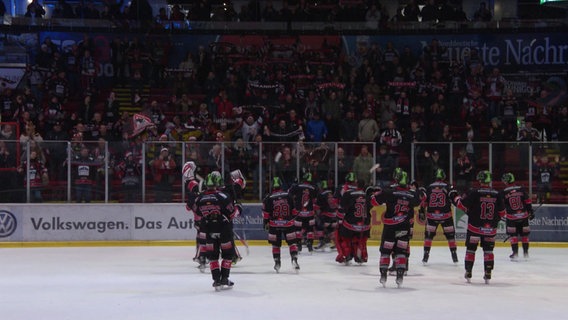 Die Spieler der Rostock Piranhas vor der Fankurve. © Screenshot 